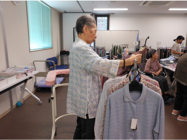 真剣に服を選んでおります。