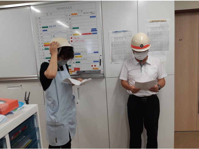 現場の状況を苑長に報告しております。