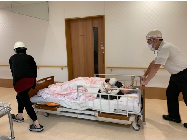 ベッドは動くつくりになっております。