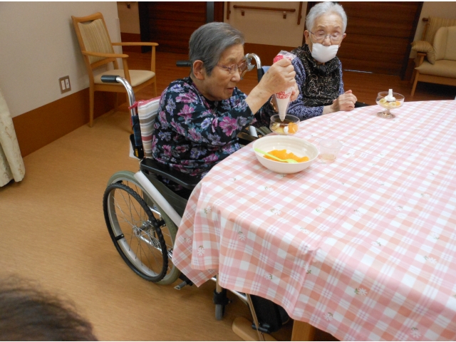 クリームをトッピングしてます。