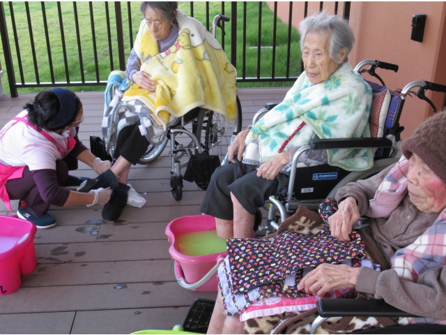 テラスで足湯です。