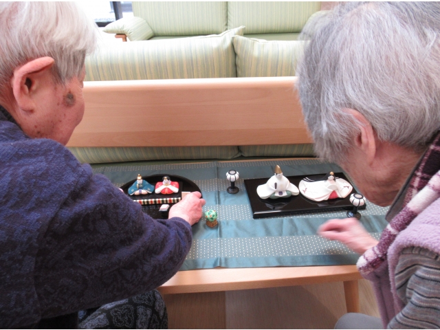 小さめのかわいい
ひな人形です。