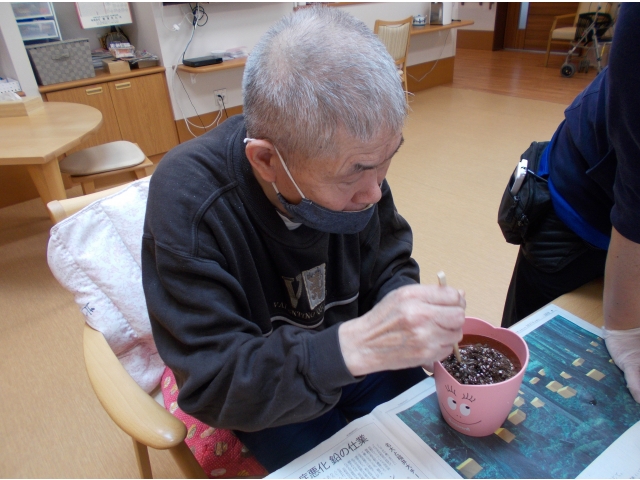 ポットに土と水を入れます。