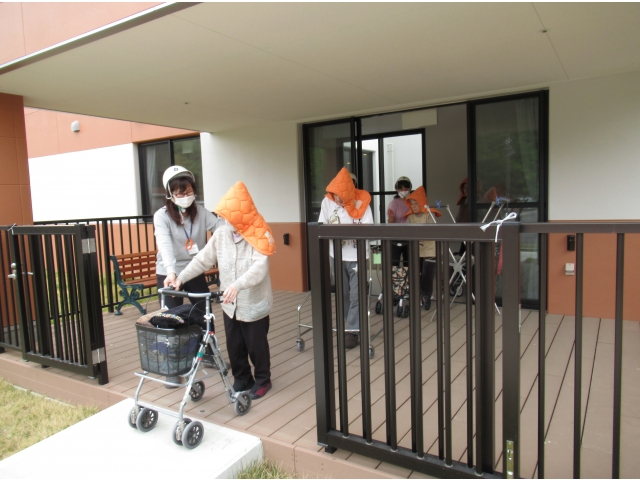 テラスから駐車場へ