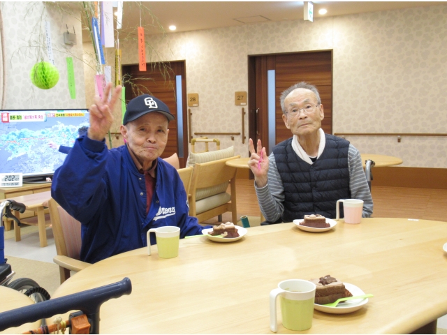 ケーキを前に記念撮影!さんごユニットで