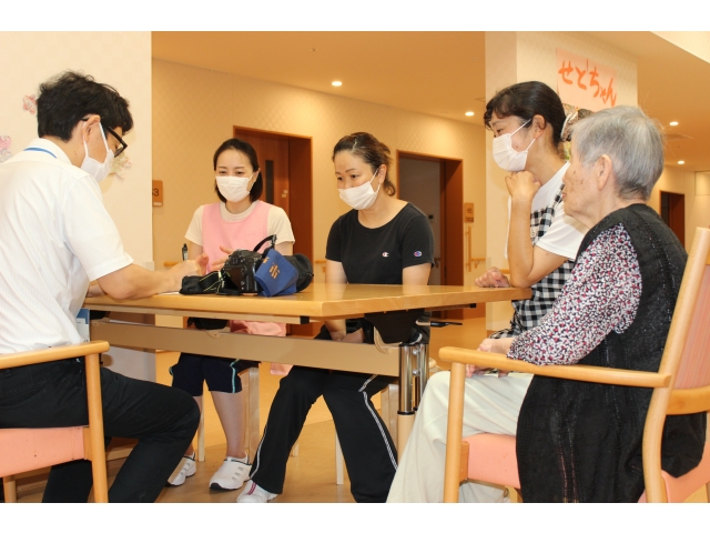 瀬戸市からの取材を受ける入居者様と職員の様子