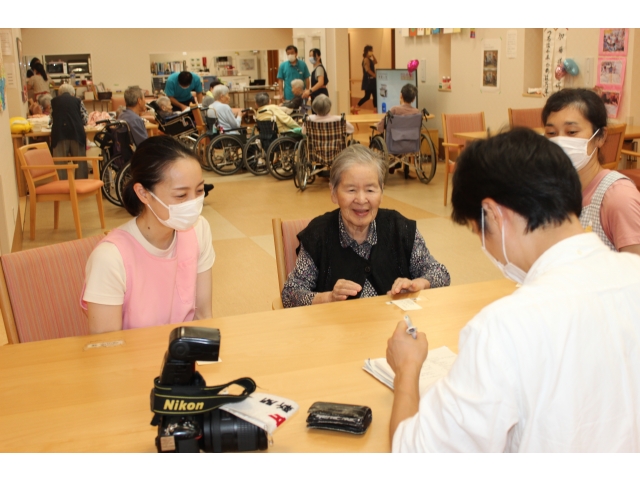 笑顔で中日新聞からの取材を受けます