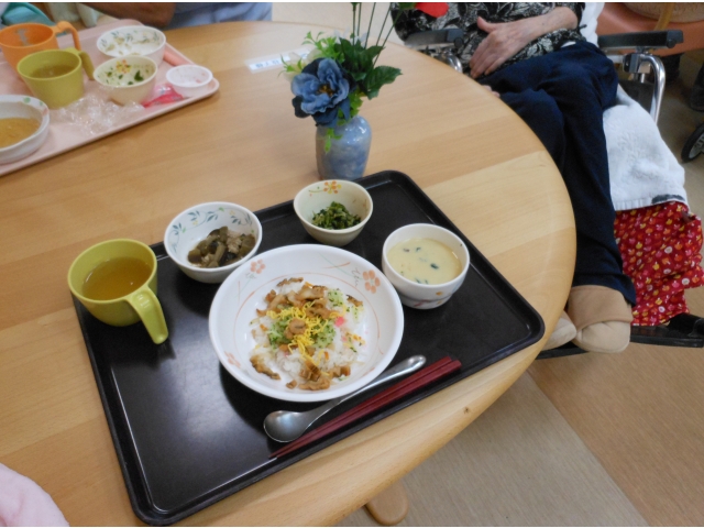 本日の昼食、穴子のちらし寿司