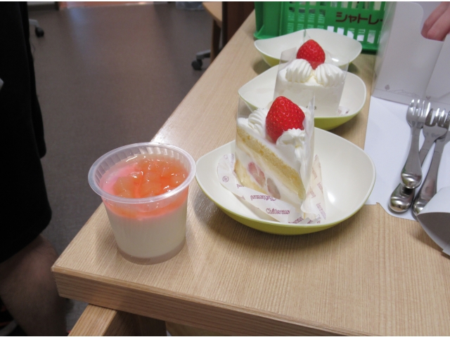 ショートケーキと白桃牛乳プリンです。