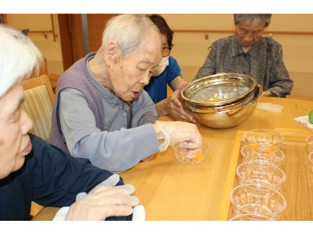 みかんを取り分けて頂きます。