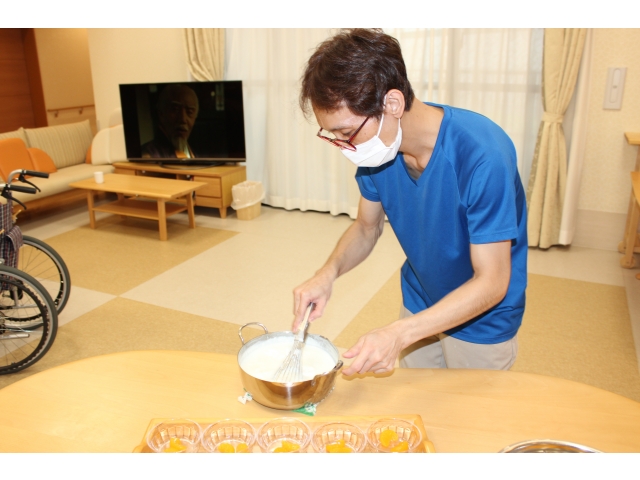 牛乳寒天をかき混ぜ