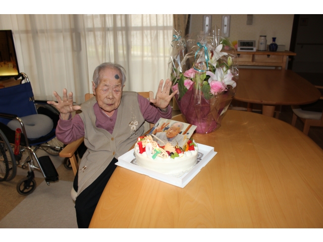 大きなケーキの上には、いと様の写真がついています。