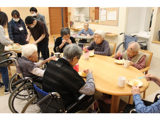 フルーツがたくさんのったケーキは格別です。ごちそうさま。