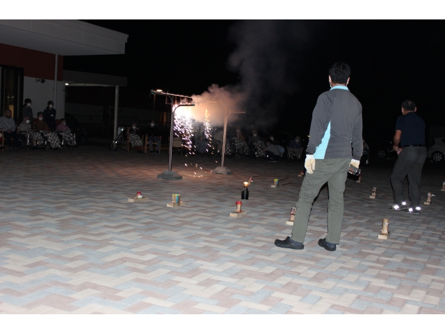 赤、緑、青、金色の色とりどりの花火。