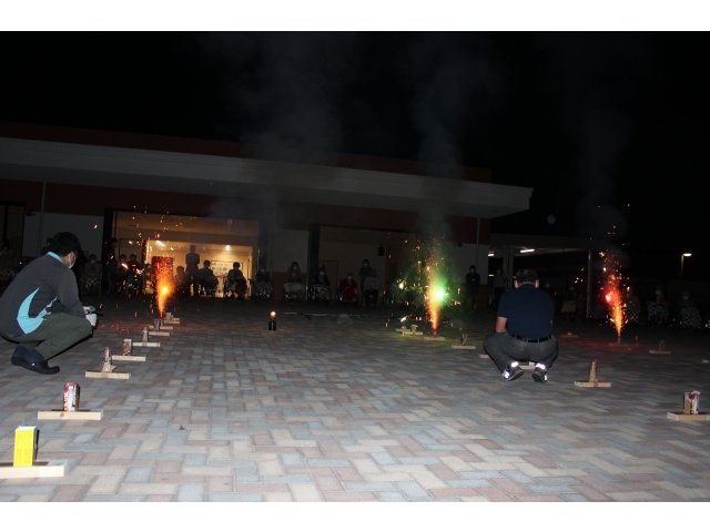 花火は屋根よりも高くあがりました。