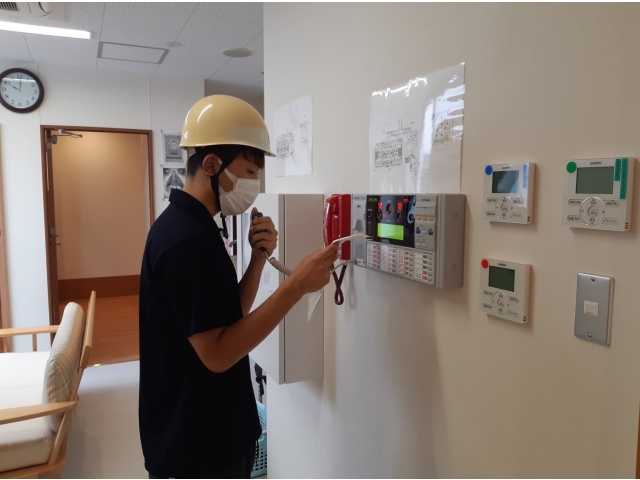 非常放送設備を使い、皆さんに状況を周知します。
