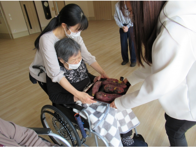 焼き芋手に取ってみますか？