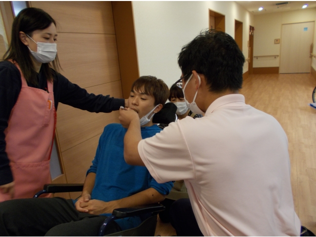 実際に入居者様の気持ちを考えて食事介助を受けてみます。