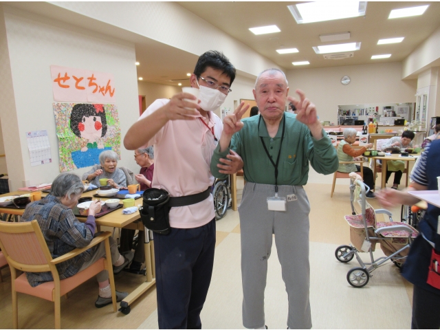 いつものポーズでピース