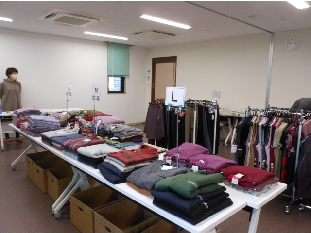 いろいろな衣類が並べられました