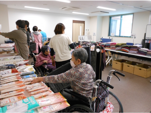 カゴを持って欲しいものをどんどん入れてきます