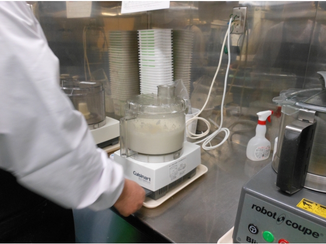 材料を混ぜ合わせます。