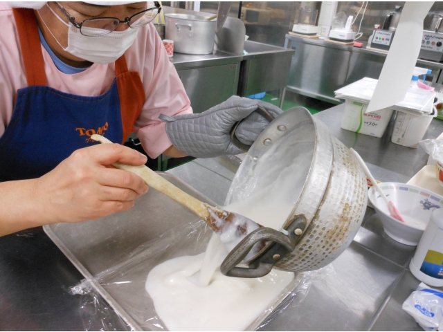 バットに流し入れます。