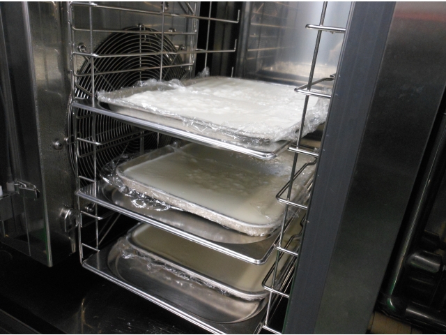 急速冷却機で冷やし固めます。