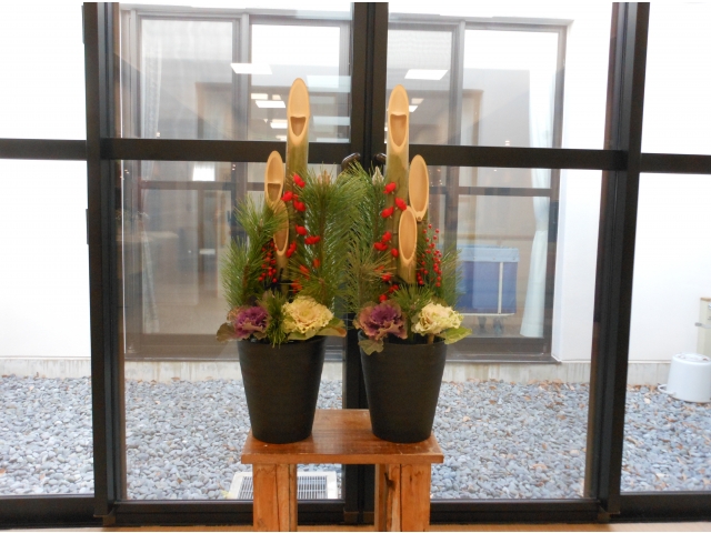 職員の手作りの門松です。