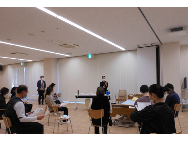 マスク着用、ソーシャルディスタンスに配慮して講演会を実施しました。