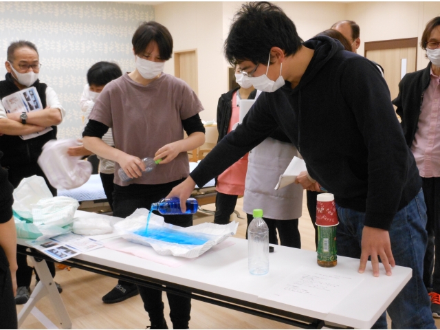 オムツの吸収量を実例を用いて確認しました。