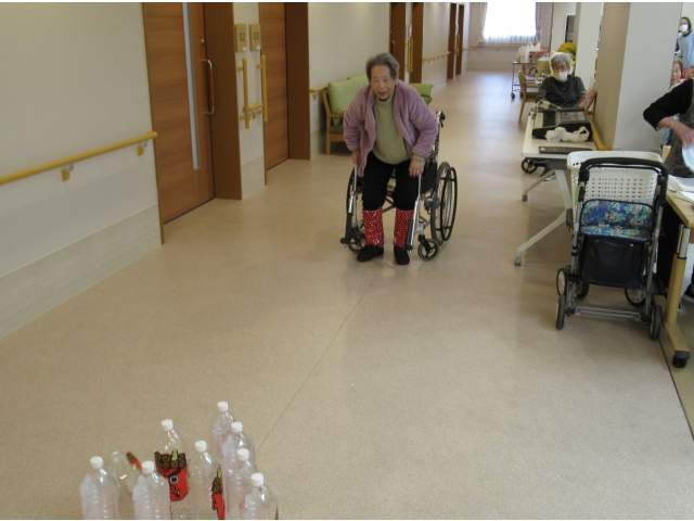 立って投げます。