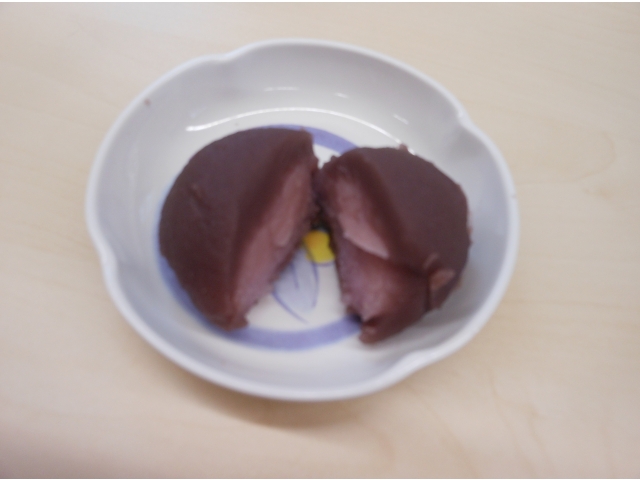 中は、道明寺粉と桜あん