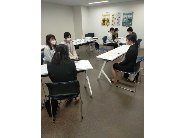 参加者の質問に答えています