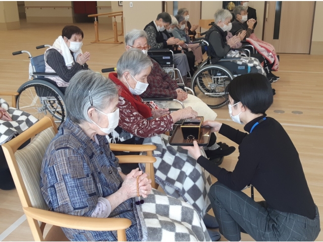 フロアの入居者様のご焼香です。