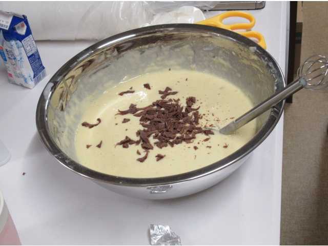 チョコを入れて混ぜます