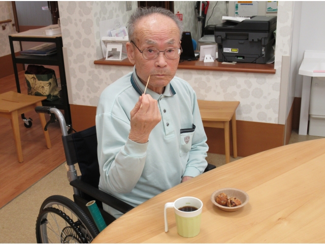 長い楊枝で食べます