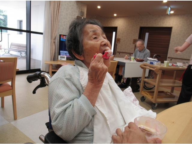 美味しそうに食べますね。