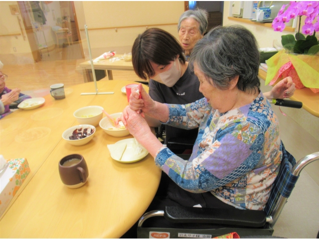 クリームを出しています。