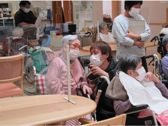 朝食時、パンが食べたいです。
