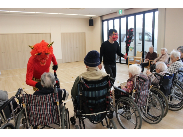 皆で豆をまきます。