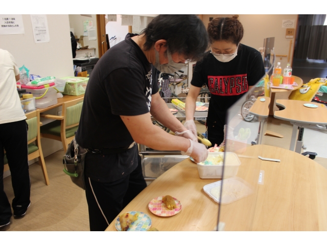 職員は手早く、手分けして