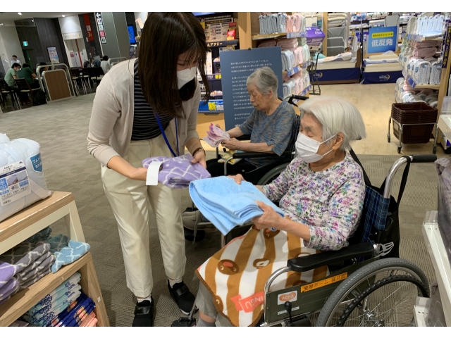 ふわふわで柔らかい、手に取ってみます。