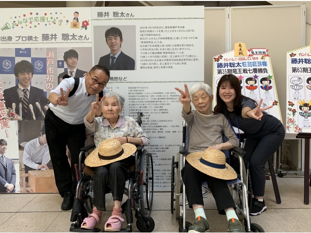 藤井7冠を紹介するパネルの前で