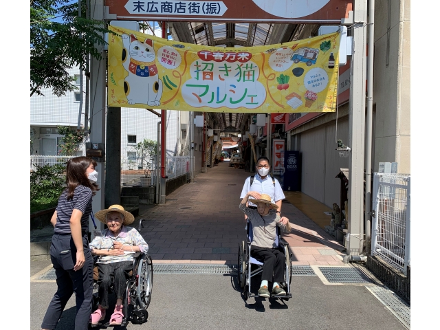 末広商店街前で記念撮影