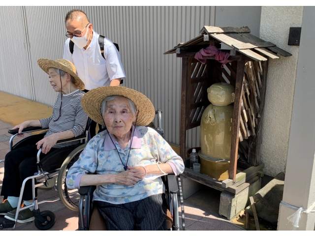 陶器でできたお地蔵さん