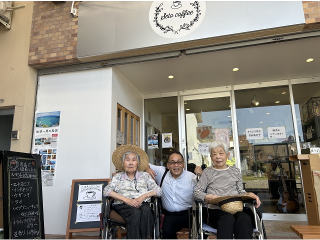 カフェの前で記念撮影