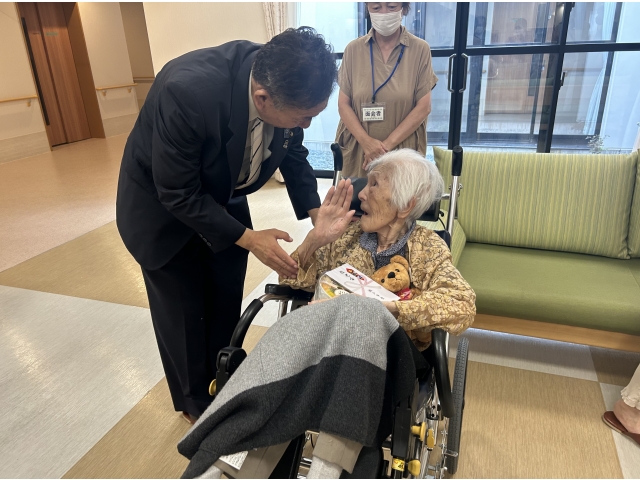 敬老祝い金の贈呈