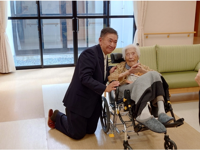 数え年１００歳の方と撮影