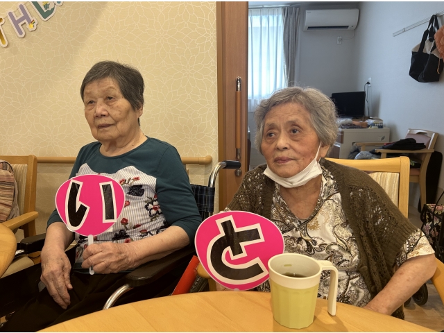 職員手作りのうちわです